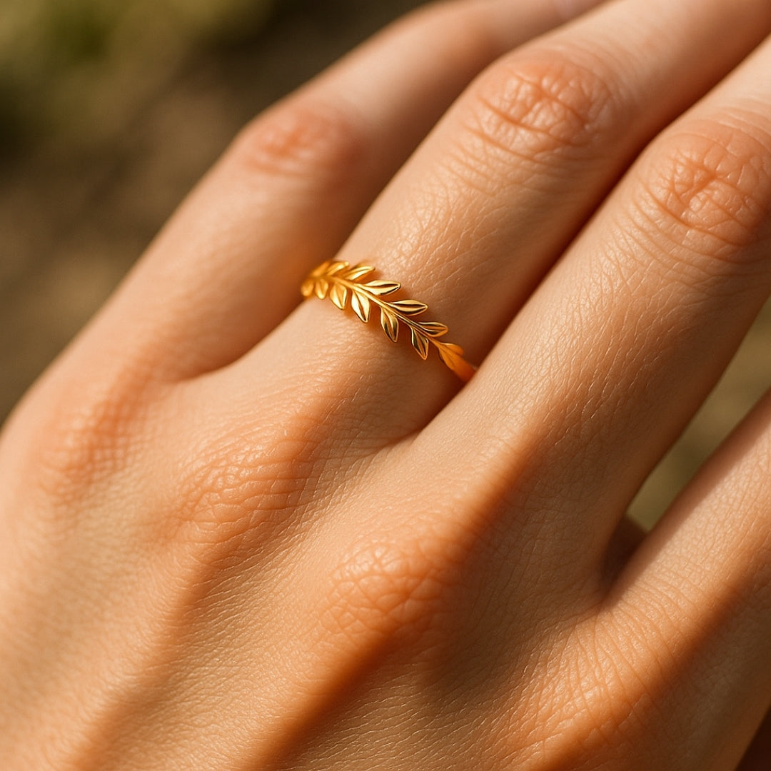 Victoria – Anillo de hojas dorado